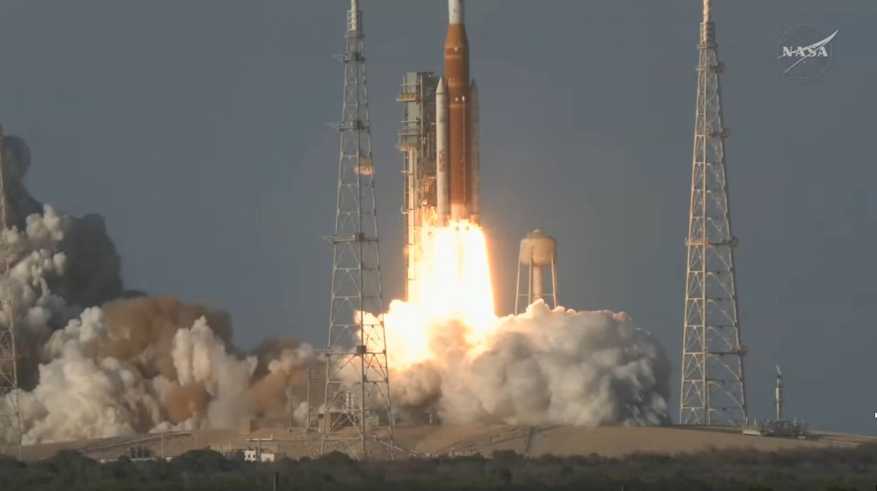 Artemis II uspešno poletel proti Luni Artemis II uspešno poletel proti Luni