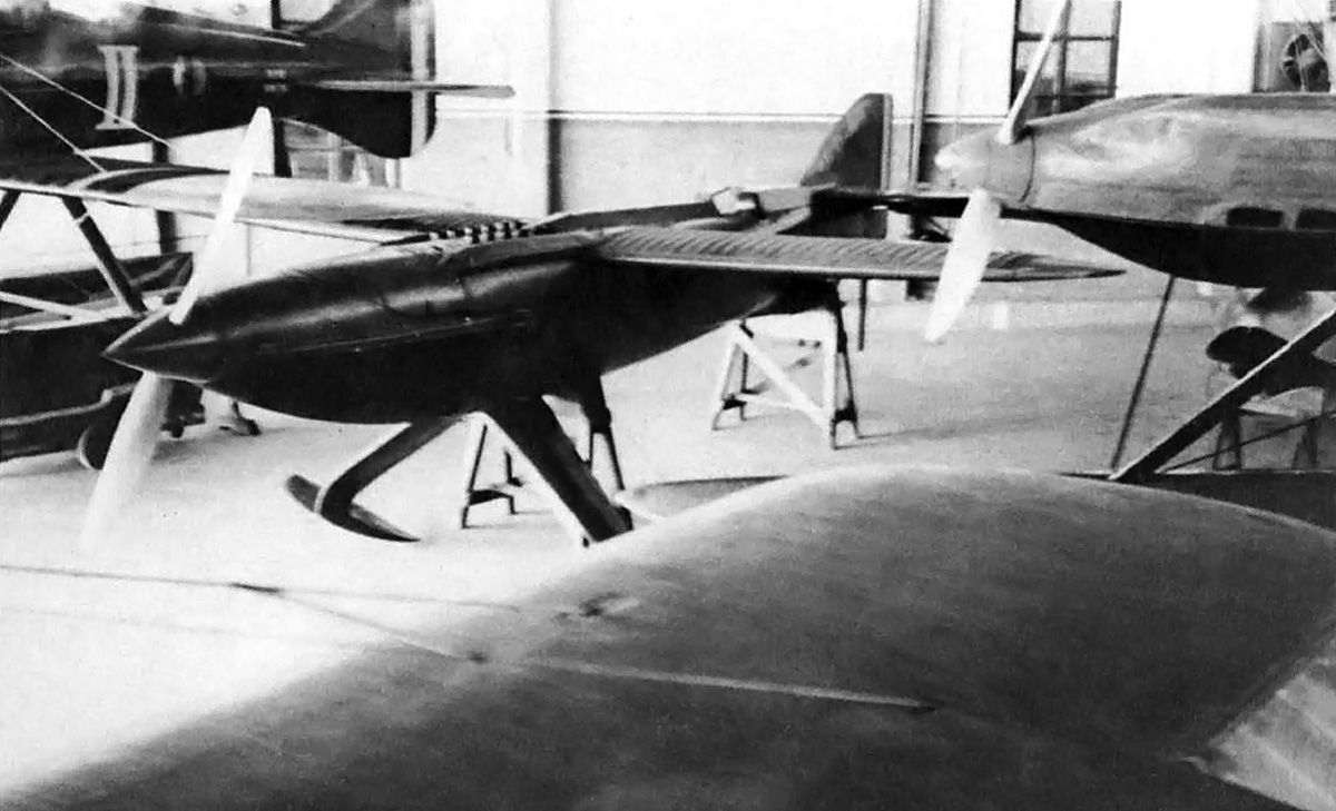 Ena zadnjih fotografij P.7 v hangarju med precej večjimi Macchiji. 1944 so zavezniki bombardirali objekt in od letal ni ostalo nič.