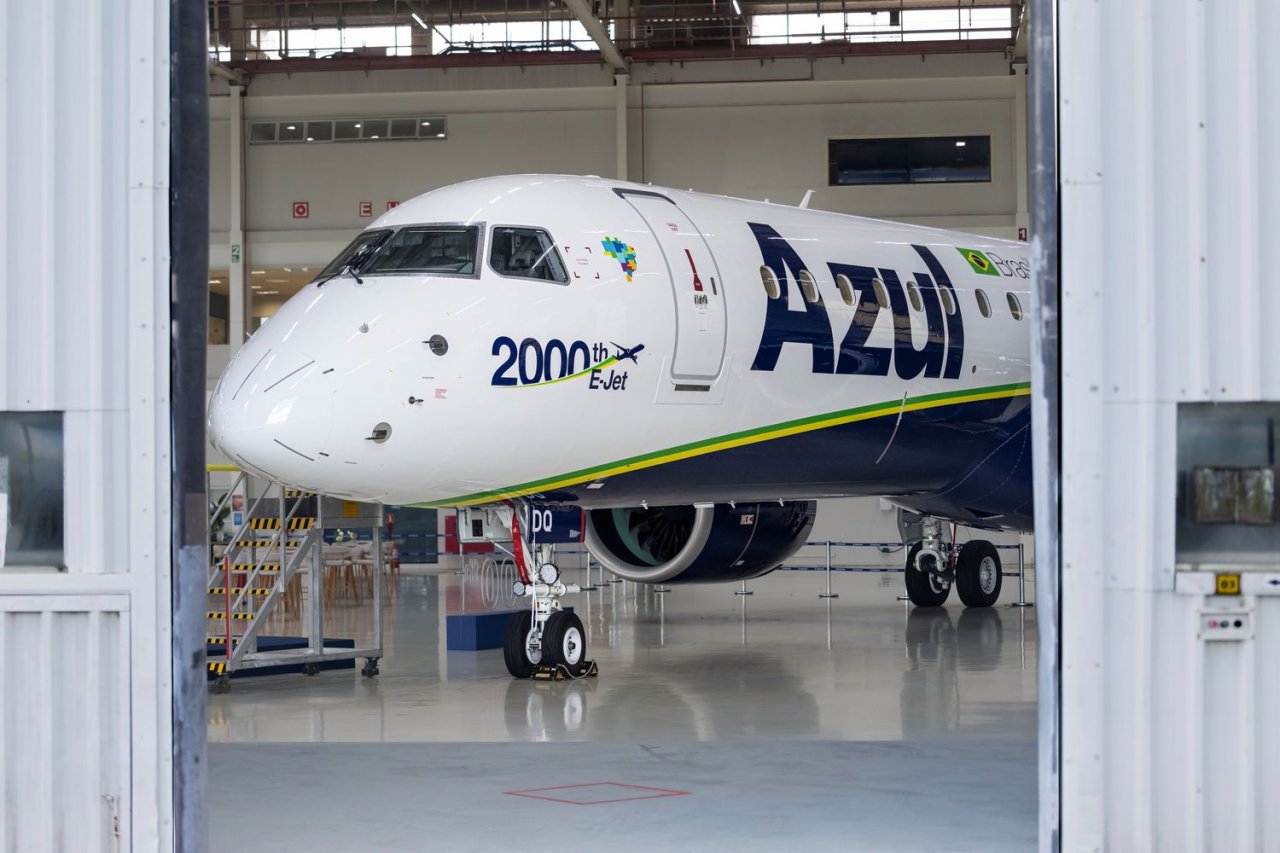 Dvatisoči E-Jet je odletel k Azulu Dvatisoči E-Jet je odletel k Azulu