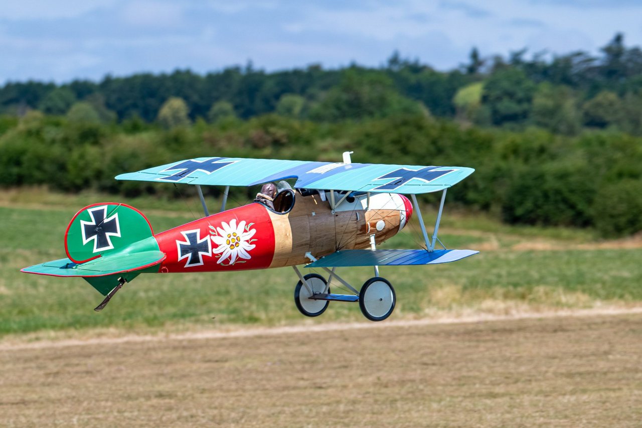 Kako nastane maketa letala, ki mora leteti kot pravo? Kako nastane maketa letala, ki mora leteti kot pravo?